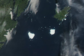 Petermann Ice Island-A Splits, Drifts