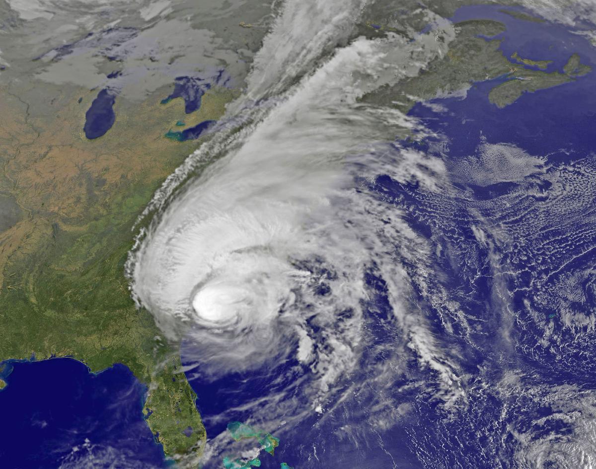 Hurricane Matthew maintains strength along Atlantic Coast