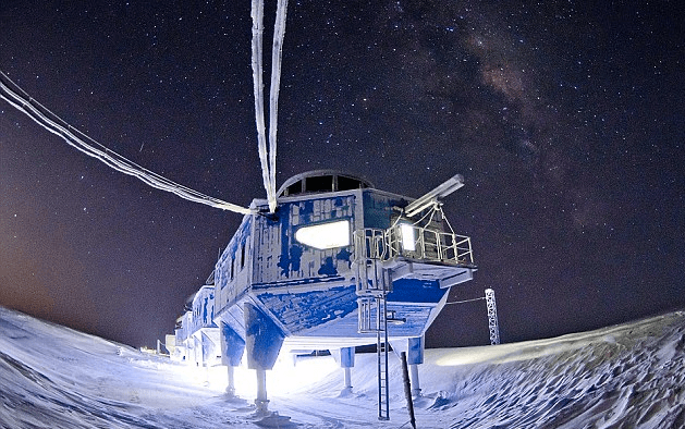Anctarctic scientists fear falling into an ice crack