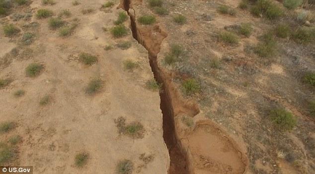 Drone investigates massive fissure in the Arizona desert