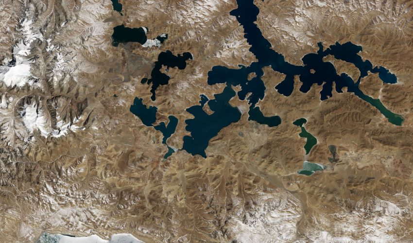 Frozen Lake Puma Yumco on the Tibetan Plateau