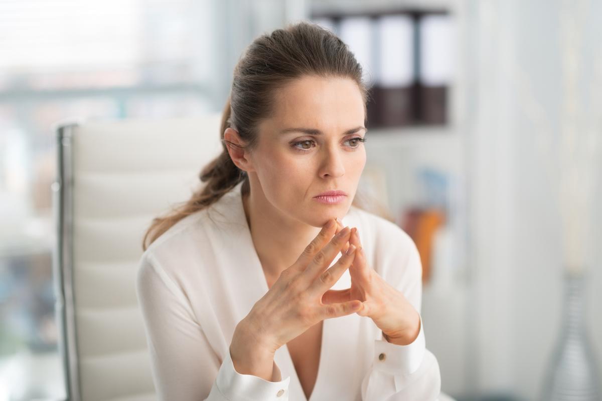 Involuntary movements reveal the brain’s battle for self control