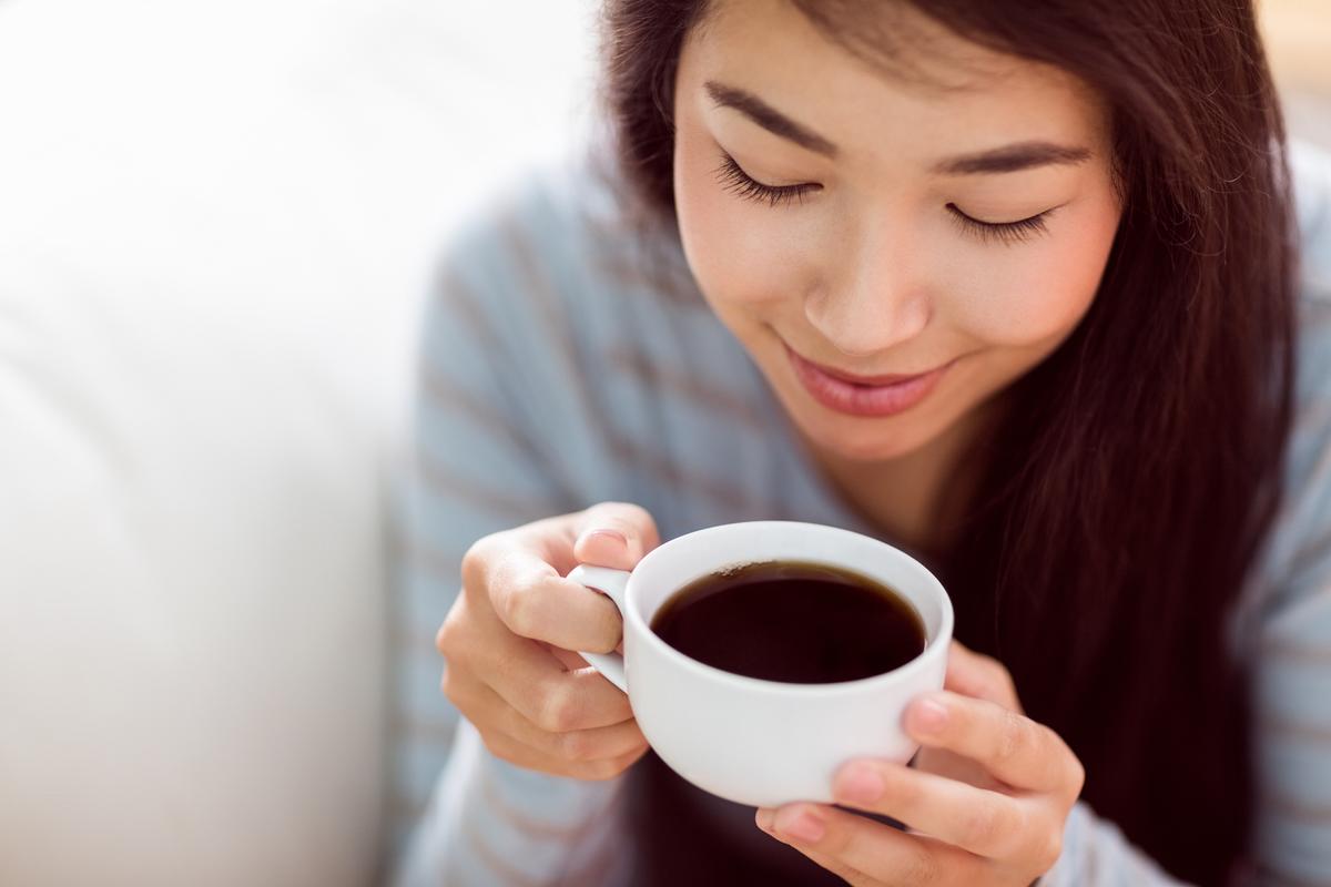 People who drink coffee tend to live a longer life