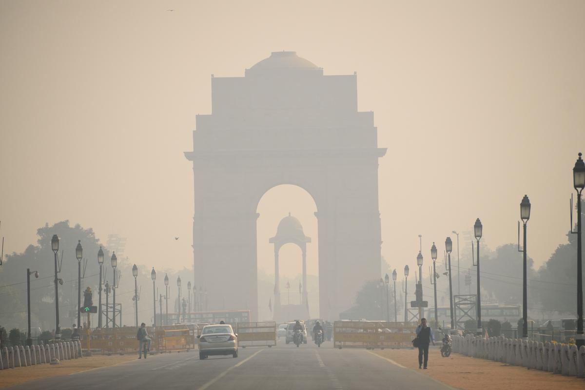 Fog delays holiday travel in New Delhi