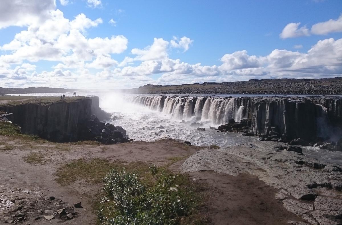 River foundation impacts movement of waterfalls