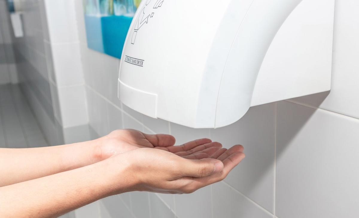 Paper towels are more effective in removing viruses than jet dryers 