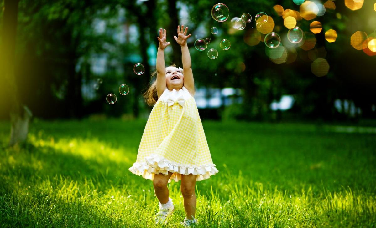 Less screen time and more green time improves mental health