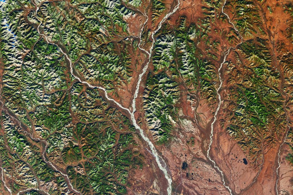 Winter arrives in the Dzhugdzhur Mountains