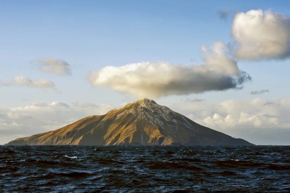 Group of Alaskan islands may belong to a single, massive volcano