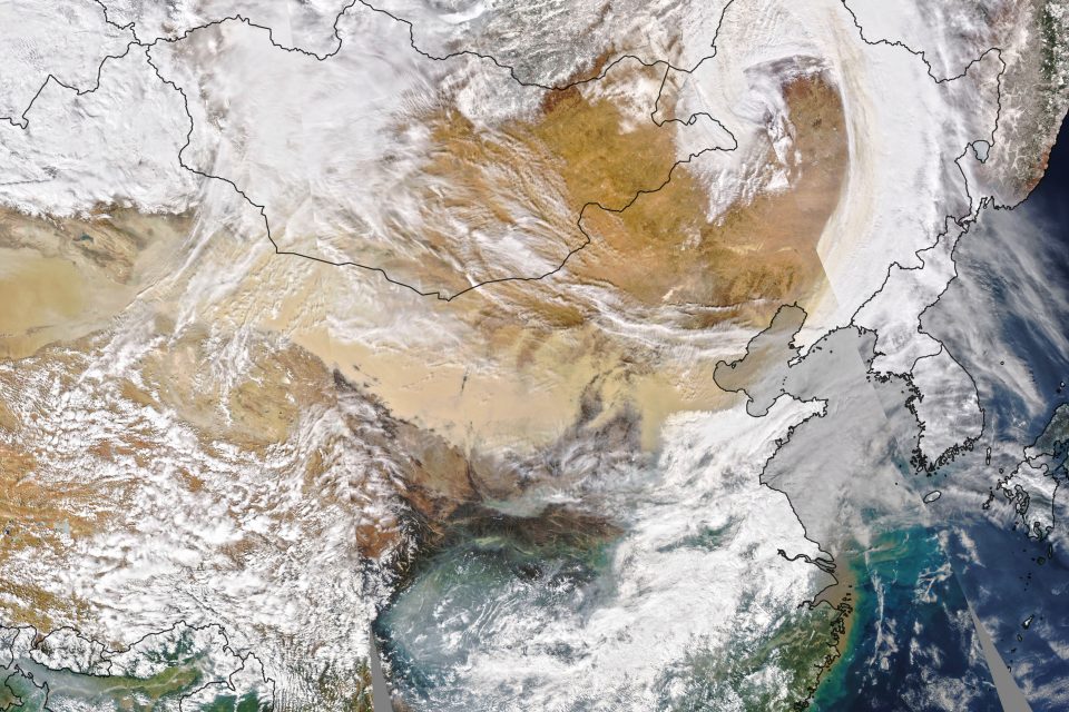Intense dust storm covers Beijing in thick brown sand