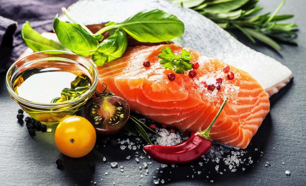 Material that mimics chameleon skin detects seafood freshness