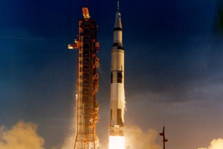 2021/09/808px-Apollo_14_Saturn_V_climbs.jpg