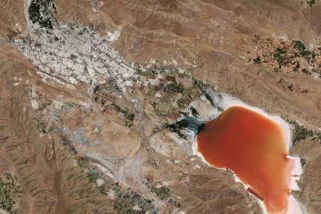 Maharloo_Lake_Iran.jpg