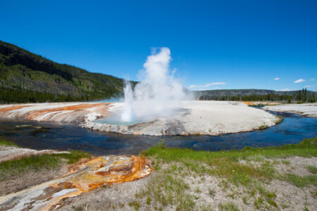 Eruption,Of,A,Geyser,In,The,Black,Sand,Basin,,Yellowstone