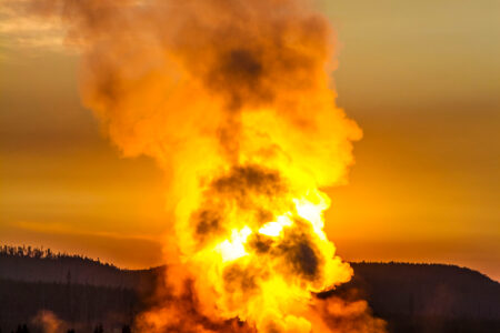 Old,Faithful,,Yellowstone,National,Park,,Usa,,Geyser,Steaming,In,The