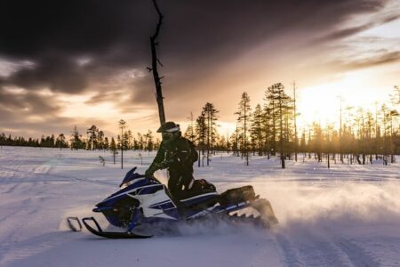 2021/10/snowmobiles-2035500_1280-768w.jpg