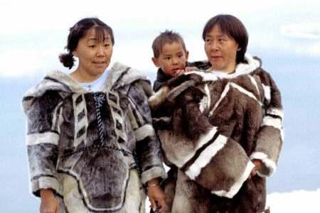 2021/10/Inuit-Kleidung_1_04052021_6609-768w.jpg