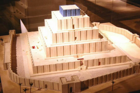 2021/11/Chogha_Zanbil_Ziggurat_model-768w.jpg