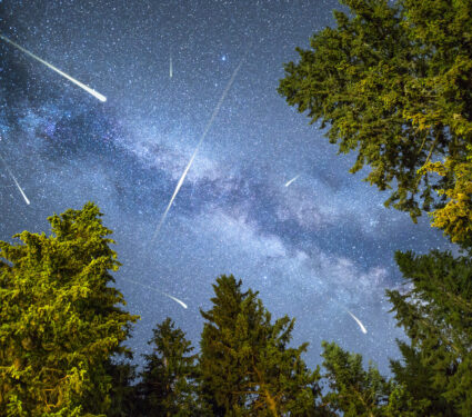 A,View,Of,A,Meteor,Shower,And,The,Milky,Way