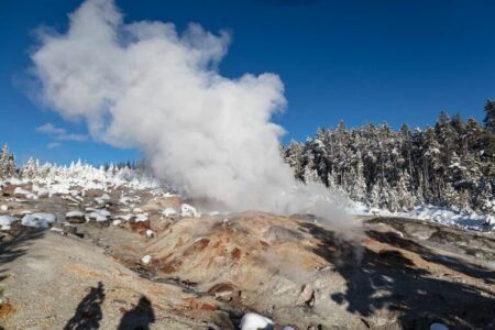 2022/01/Yellowstone-geyser-in-winter-768w.jpg