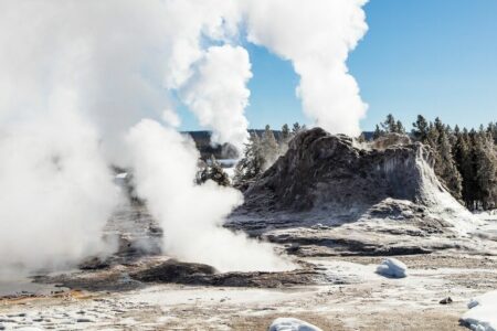2022/01/geysers-erupting-at-Yellowstone-768w.jpg