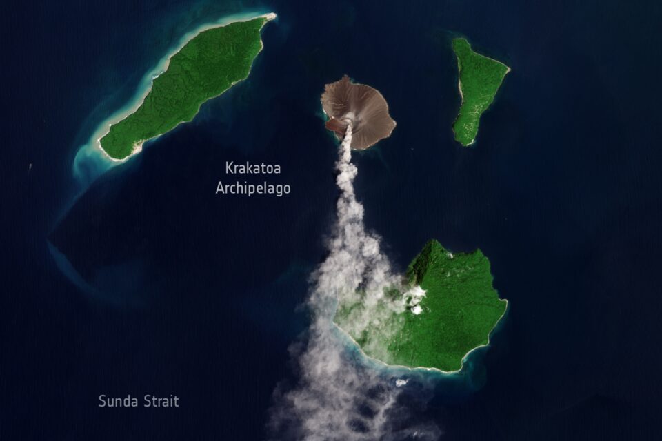 Anak Krakatau launches thick ash 1,500 meters into the sky