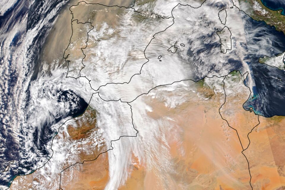 Atmospheric river carries African dust to Western Europe