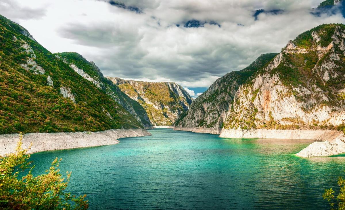Bacteria can remove plastic waste from lakes