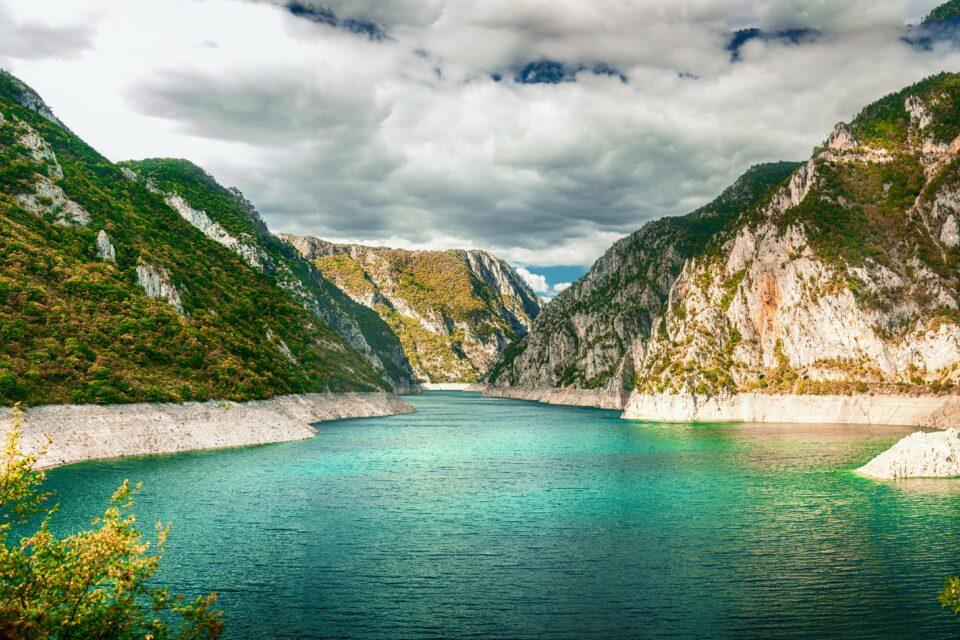 Bacteria can remove plastic waste from lakes