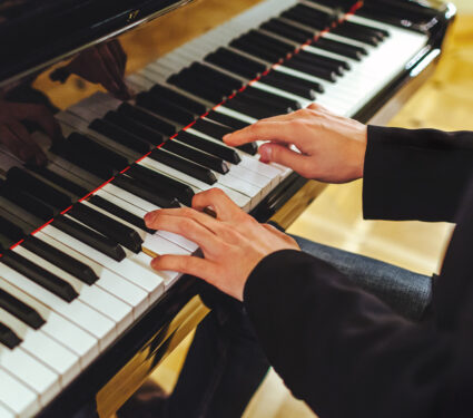 The,Groom,Plays,The,Piano,,Fingers,On,The,Keys