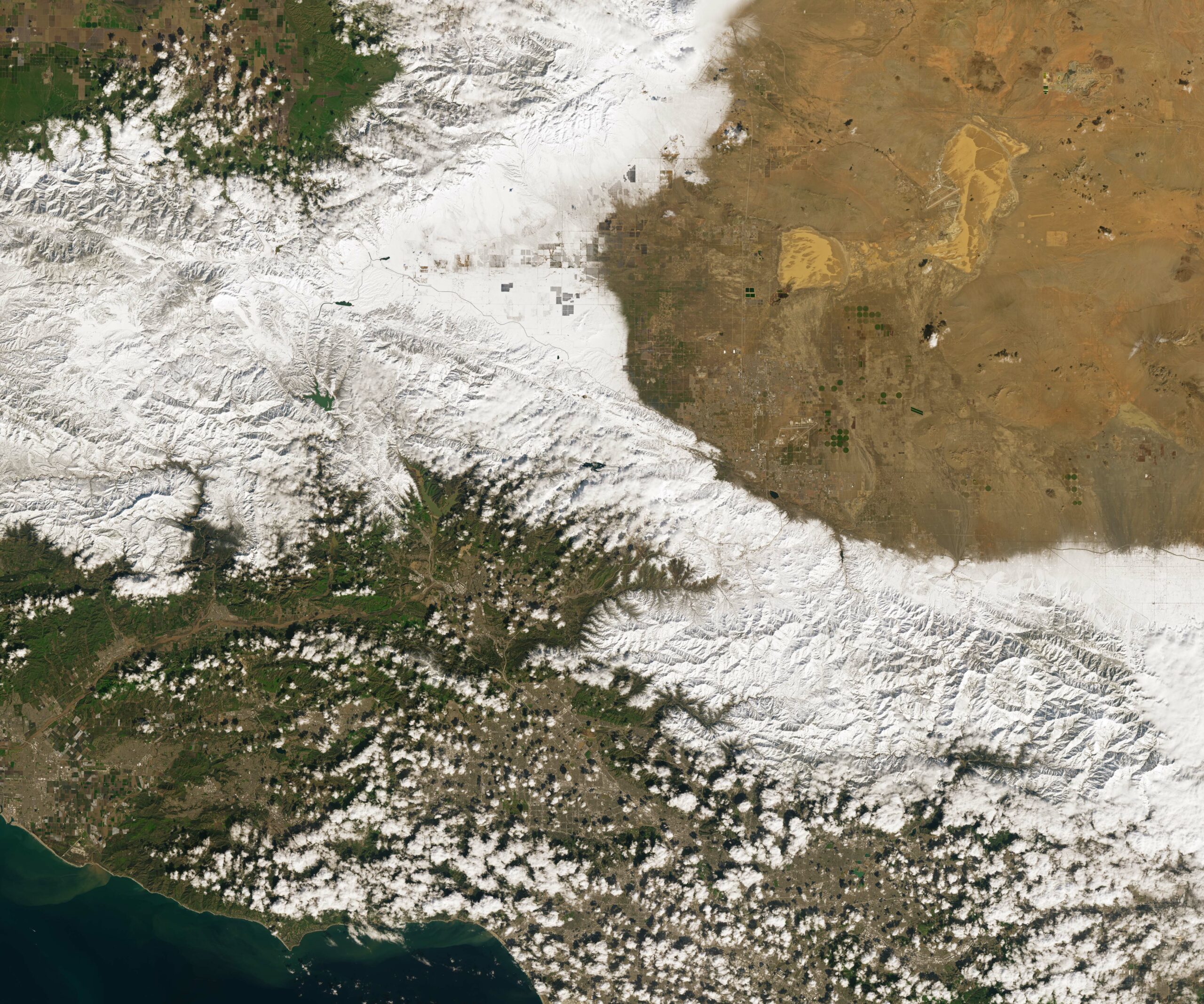 Powerful storm dumps snow in southern California