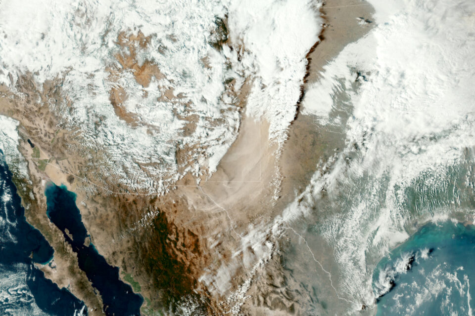 Massive dust storm blows through the southwestern U.S.