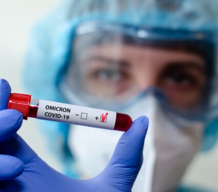 Medical,Laboratory,Assistant,Holding,Test,Tube,With,Positive,Omicron,Covid-19