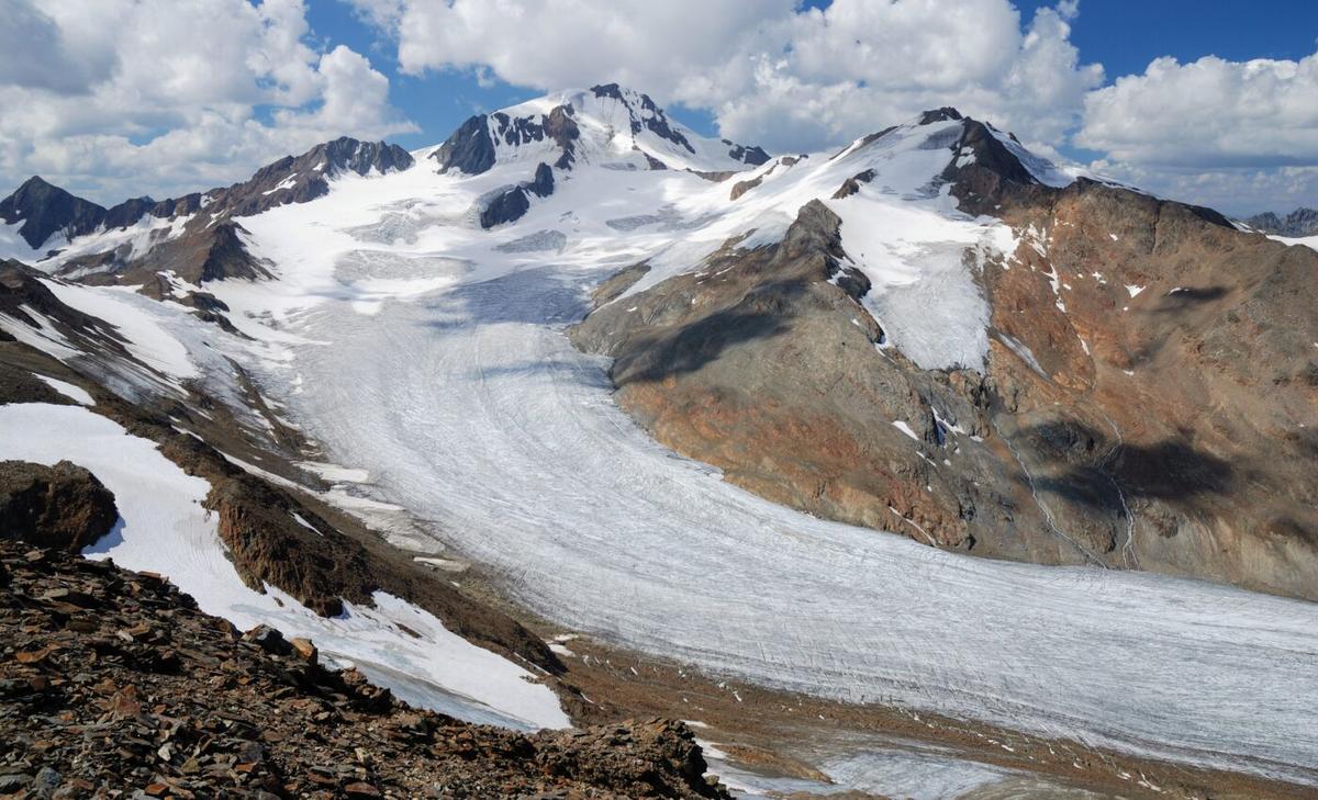 Hintereisferner glacier: A tale of human-induced climate change