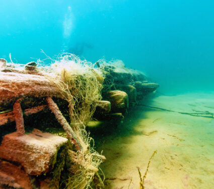 Gillnet,Attached,To,An,Old,Shipwreck,In,The,Alger,Underwater