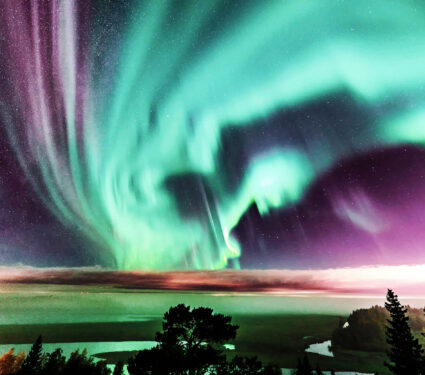 View,Of,Strong,Northern,Lights,And,Atmospheric,Phenomenon,'steve',Meets