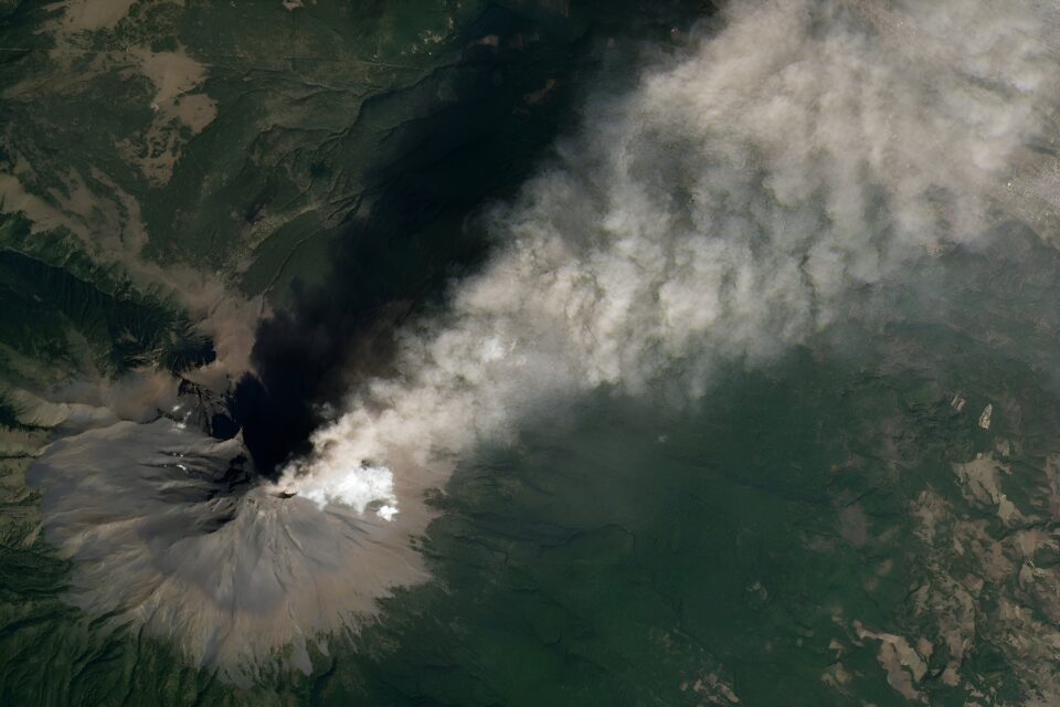 Popocatépetl releases a blast of volcanic ash