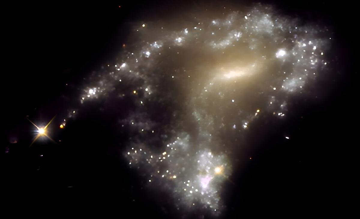 Galaxy collisions: Hubble spots a 'string of pearls' star cluster 