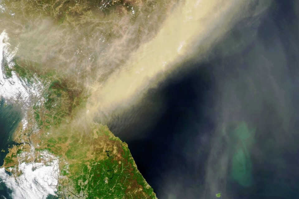 Massive wall of dust travels over the Korean Peninsula 
