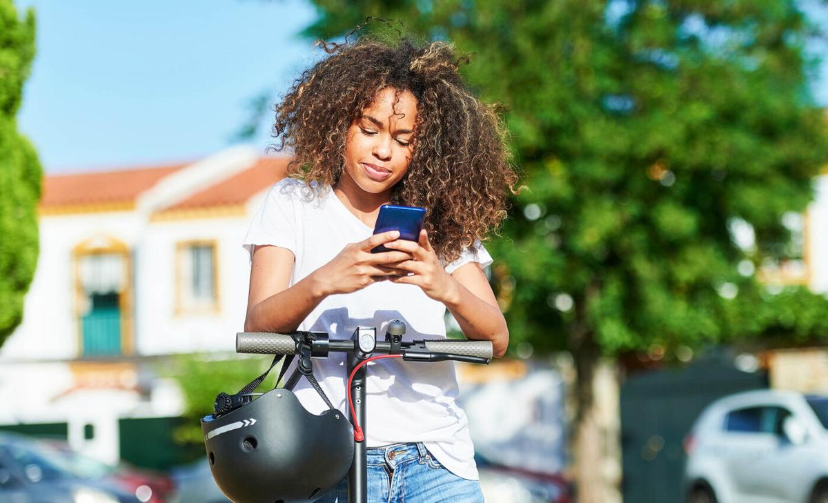 Gen AI and social media divert people's attention from climate crisis