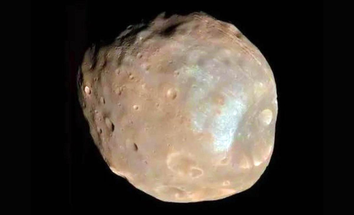 Stunning photo of Martian 'space potato' moon Phobos