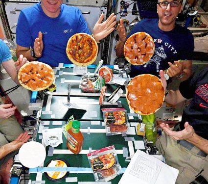 2024/07/astronauts_iss_eating-pizza_nasa_1m-1.jpg
