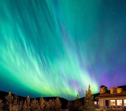 Colorful,Night,Sky,Aurora,Over,Lodge,In,Alaska,Denali,National
