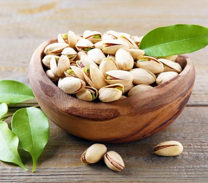 Delicious,Pistachios,In,Bowl,On,Wooden,Table