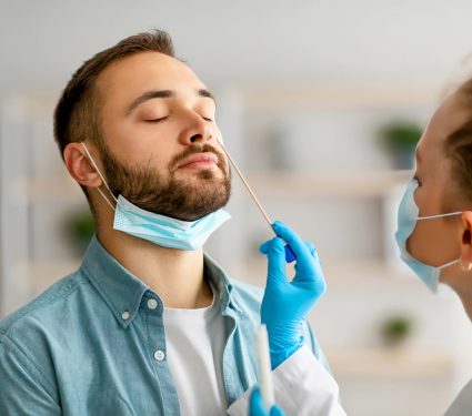 2024/11/Nasal-swab-Covid-19.jpg