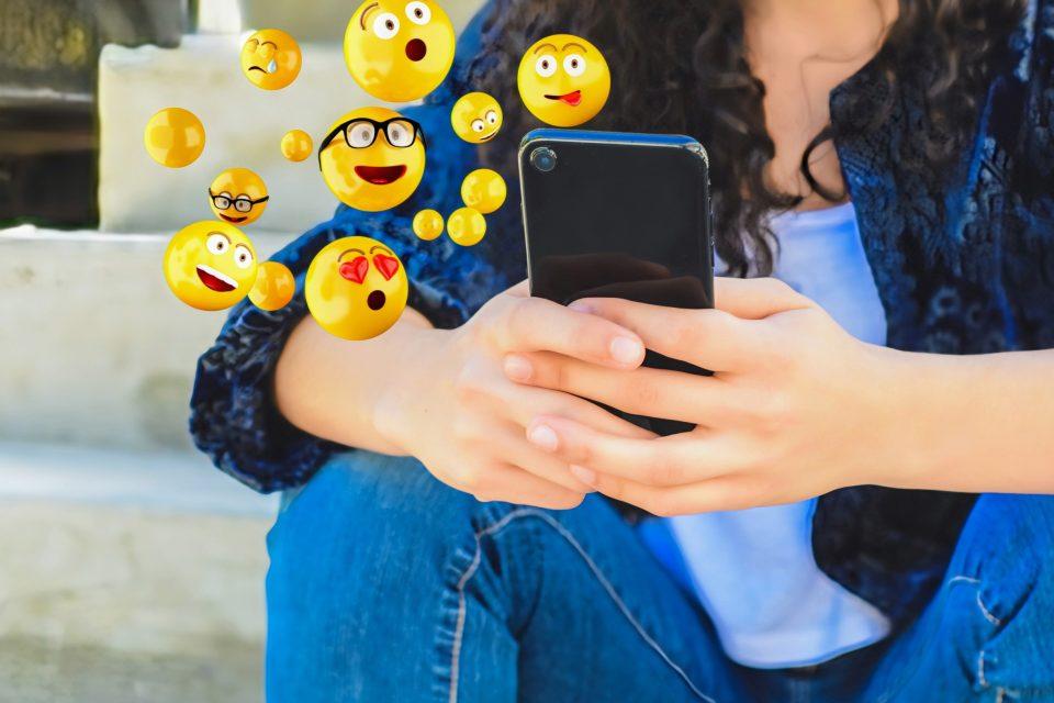 How you send and use emojis explains your attachment style