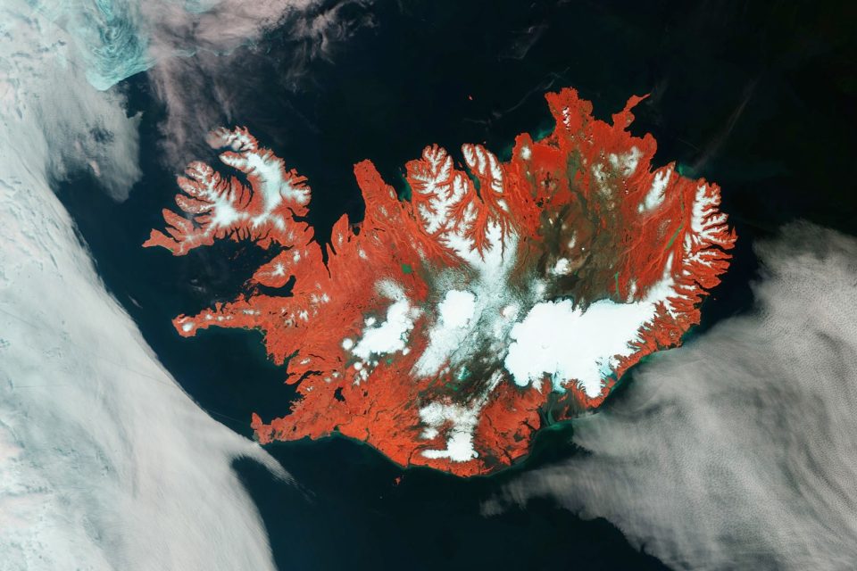 Rare glimpse of Iceland amid unusual heatwave 
