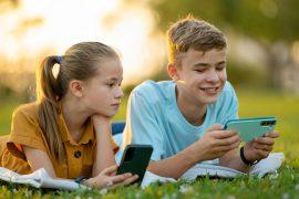 2025/06/kids-and-mobile-devices2.jpg