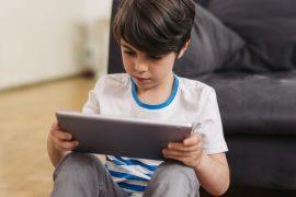 2025/08/kids-screen-time3.jpg