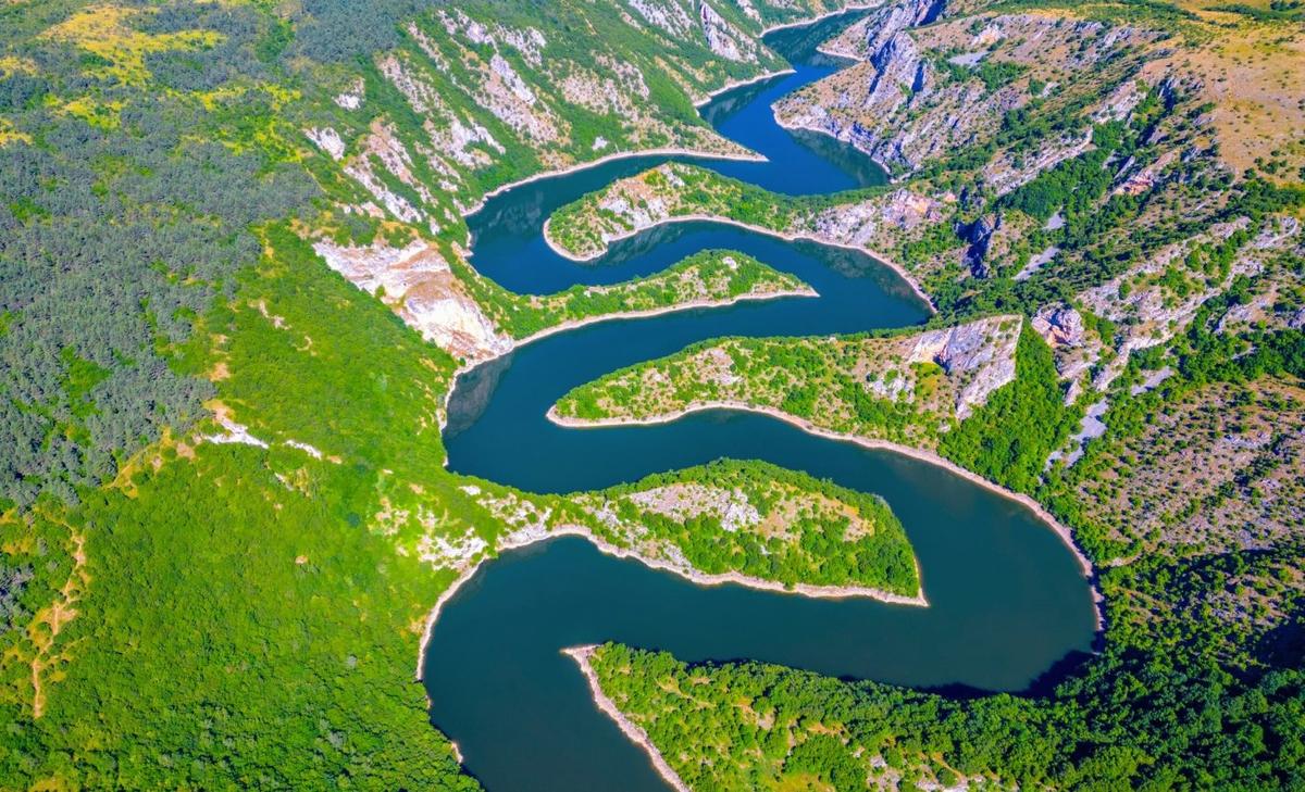 Meandering rivers shaped early landscapes before plants arrived